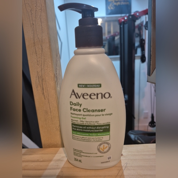 Aveeno Other - Aveeno Foaming Gel Daily Face Cleanser. Normal-oily/sensitive Skin. 354ml